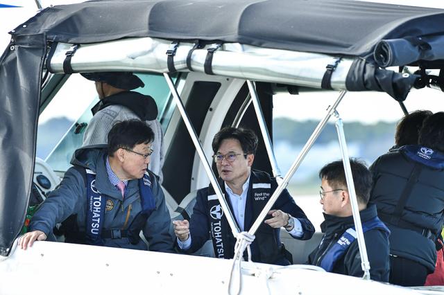 NSP통신-김병수 김포시장이 독도를 살피고 있는 모습. (사진 = 김포시)