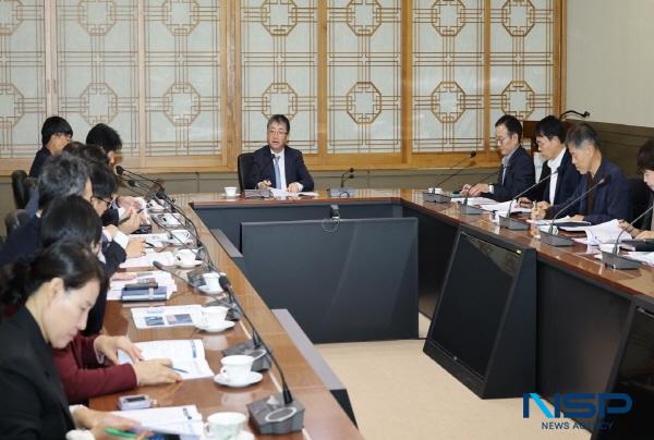 NSP통신-포항시는 오는 27일부터 11월 1일까지 경북 경주에서 열리는 제32차 아시아태평양경제협력체(APEC) 정상회의의 성공적 개최를 지원하기 위해 24일 APEC 성공개최 추진상황 점검회의를 개최했다. (사진 = 포항시)