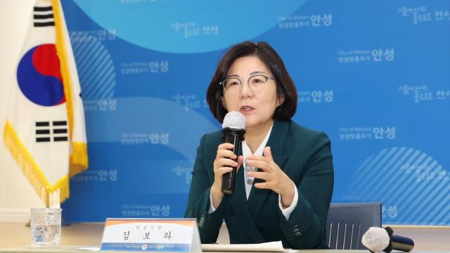 NSP통신-24일 안성시청 대회의실에서 김보라 안성시장이 화성-안성 고속도로 본격 추진 관련 언론브리핑을 진행하고 있다. (사진 = 안성시)