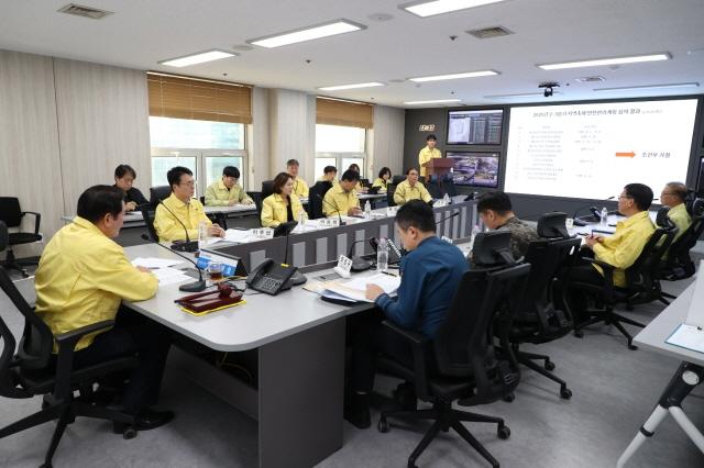 NSP통신-24일 오후 3시 시청 8층 재난안전상황실에서 2025년 하반기 안전관리위원회가 진행되고 있다. (사진 = 안양시)