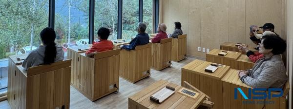 NSP통신-영천시 치매안심센터는 24일 경산 치유의 숲에서 치매환자와 보호자 15명을 대상으로 산림치유 힐링 프로그램을 운영했다. (사진 = 영천시)