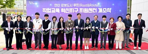 NSP통신-이민근 안산시장(오른쪽 여덟번째)이 직업교육 혁신지구지원센터 개소식에서 참석자들과 함께 테이프 커팅식을 진행하고 있다. (사진 = 안산시)