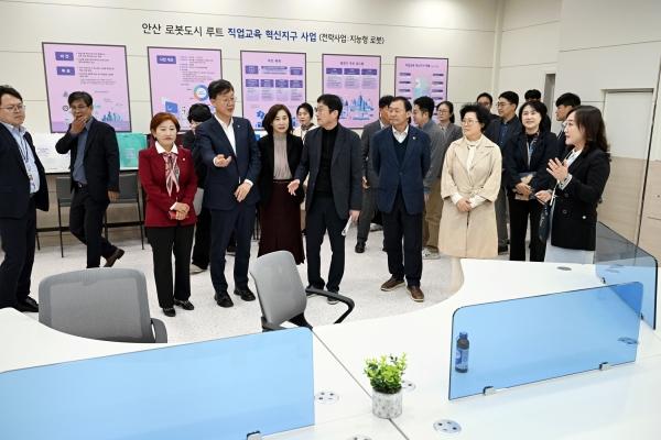 NSP통신-이민근 안산시장이 안산시청 제3별관 1층에 조성된 직업교육 혁신지구지원센터 내부를 둘러보고 있다. (사진 = 안산시)