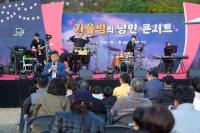 [NSP PHOTO]신상진 성남시장, 가을밤의 낭만 버스킹 현장 찾아