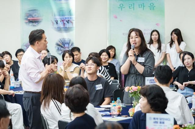 NSP통신-이재준 수원시장이 화서1동 새빛만남에서 시민의 목소리를 듣고 있다. (사진 = 수원시)