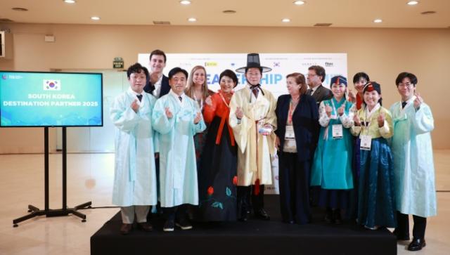 NSP통신-22일 세비야 피베스에서 이상일 시장과 시 대표단이 한복을 입고 기념사진을 촬영하고 있다. (사진 = 용인특례시)