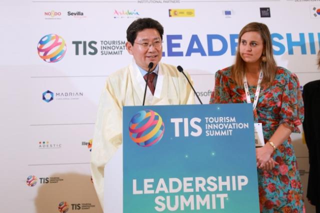 NSP통신-세비야 피베스 개막 행사에서 이상일 시장이 도포를 입고 연설을 하고 있다. (사진 = 용인특례시)