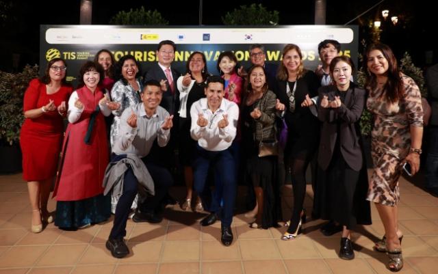 NSP통신-23일 알폰소 13세 호텔에서 이상일 시장과 한복을 입은 시 대표단이 관광 혁신 시상식 참석자들과 기념사진을 촬영하고 있다. (사진 = 용인특례시)