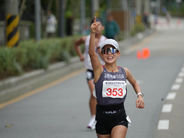 NSP통신-강릉시 선수단인 육상부 이정은 선수가 전국체전 여자 경보에서 금메달을 획득했다. (사진 = 강릉시)