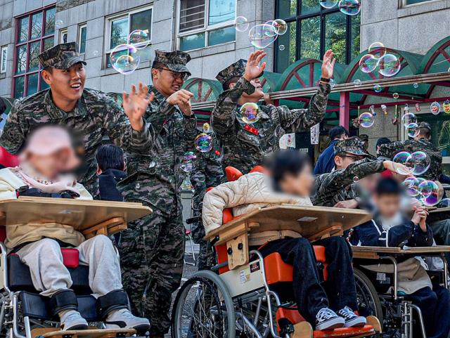 NSP통신-해병대 제2사단 장병들이 장애인복지시설 해맑은마음터에서 열린 2025 어울림한마당 문화축제에 참여해 봉사활동을 펼치고 있는 모습. (사진 = 해병대제2사단)