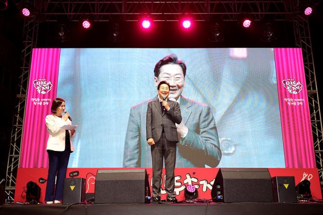 NSP통신-원강수 원주시장이 2025 원주 만두축제에서 인사말을 하고 있는 모습. (사진 = 원주시)