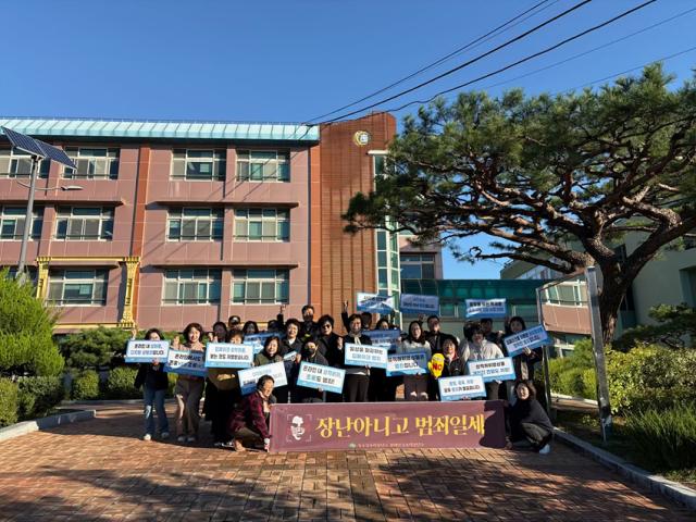 NSP통신-속초시가 청소년 등굣길에서 딥페이크 성범죄 예방 캠페인을 진행하고 있는 모습. (사진 = 속초시)