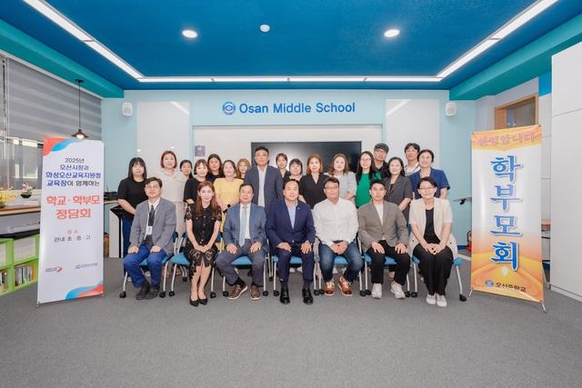 NSP통신-이권재 오산시장(앞 줄 왼쪽 네번째)과 정담회 참석자들이 기념촬영을 하는 모습. (사진 = 오산시)