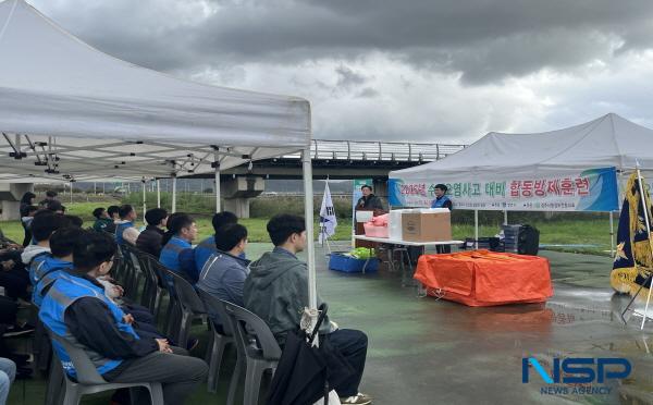 NSP통신-경주시는 수질오염사고와 물환경 재난에 선제적으로 대응하기 위해 2025년 민·관 합동 방제훈련을 지난 24일 안강읍 칠평천 근계교 일원에서 실시했다. (사진 = 경주시)