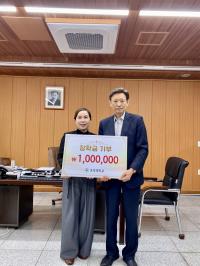 [NSP PHOTO]하민영 포항대학교 총장, 간호학과에 릴레이 장학금 전달