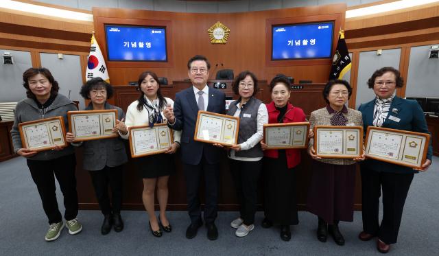 NSP통신-27일 이상복 오산시의회 의장(왼쪽 네번째)과 수상자들이 기념촬영을 하고 있다. (사진 = 오산시의회)