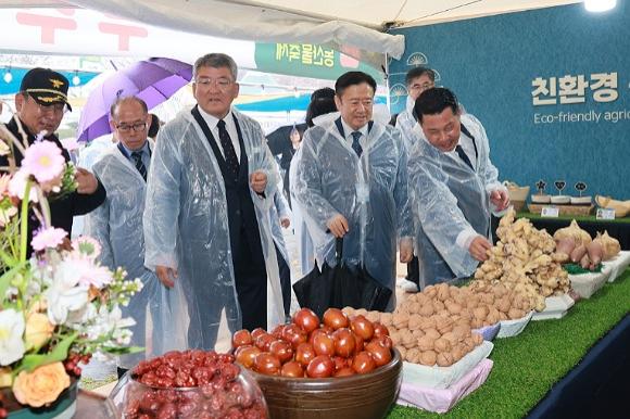 NSP통신-축제장 내에는 읍면과 농업인단체의 농산물 판매부스, 우수·친환경 농산물 전시관, 농업인 체험부스 등이 마련되어 관람객이 직접 참여하고 구매할 수 있는 실속형 프로그램으로 채워졌다. (사진 = 예천군)