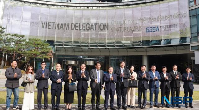 NSP통신-베트남 고위급 대표단과 VKBIA회원, 경기도 경제과학진흥원 관계자들이 판교테크노밸리에서 기념촬영 하는 모습. (사진 = 서국현 기자)