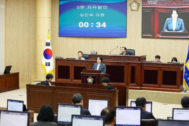 NSP통신-김진숙 의원이 안건 의결에 앞서 5분 자유발언을 하고 있다. (사진 = 안산시의회)