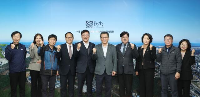NSP통신-강릉시장 접견 단체 기념촬영 모습. (사진 = 부천시)