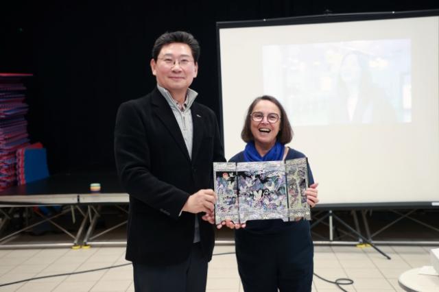 NSP통신-27일 몽펠리에 모두를 위한 집 레스쿠타르에서 이상일 시장이 마랭-쿠리 부시장에게 자개 병풍을 선물하며 기념사진을 촬영하고 있다. (사진 = 용인특례시)