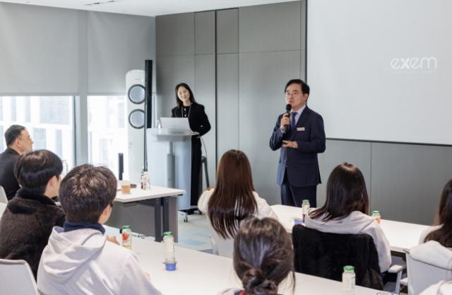 NSP통신-진교훈 서울 강서구청장(정면 오른쪽)이 마곡지구에 위치한 IT기업 엑셈 사옥에서 열린 한서고 현장수업형 진로 프로그램에서 인사말을 하고 있다. (사진 = 서울 강서구청)