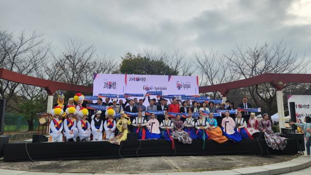 NSP통신-18일 화랑유원지 소공연장에서 열린 광복 80주년 기념, 제9회 고려아리랑 행사 참여자들이 함께 기념촬영을 하고 있는 모습. (사진 = 안산시)