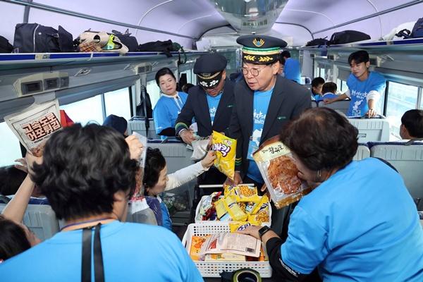 NSP통신-김성 장흥군수가 정남진 장흥 통일열차에서 과거 무궁화호 카트 서비스를 재현한 간식 판매를 하고 있다. (사진 = 장흥군)