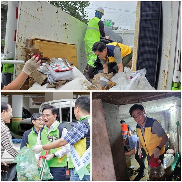 NSP통신-진교훈 강서구청장(중앙)이 지난 8월 14일 극한 폭우로 피해를 입은 방화동을 찾아 봉사자들과 함께 수해 복구작업을 하고 있다. 아래 왼쪽 지난 10월 1일 화곡2동의 1일 동장이 돼 주민들과 함께 마을 청소를 하고 있다. 오른쪽 지난 8월 14일 극한 폭우로 피해를 입은 방화동을 찾아 봉사자들과 함께 수해 복구작업을 하고 있다. (사진 = 서울 강서구청.)