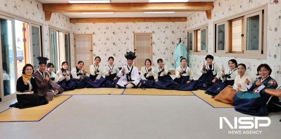 NSP통신-허순구 조합장과 다문화 여성대학 결혼이민 여성들 한복 입고 기념 찰영 (사진 = 광양농협)