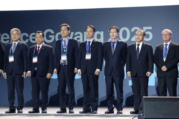 NSP통신-2025 고양 아시아·대양주 도로대회 개막식 내빈 기념촬영 (사진 = 고양시)