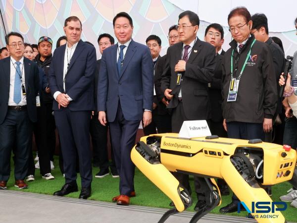 NSP통신-28일 이철우 경상북도지사는 최태원 대한상공회의소 회장, 주낙영 경주시장 등과 함께 APEC 경제전시장을 찾아 이날 처음 공개하는 k-테크 쇼케이스 현장을 직접 둘러보고 대한민국 경제발전상, 첨단 신기술 등을 관람했다. (사진 = 경상북도)