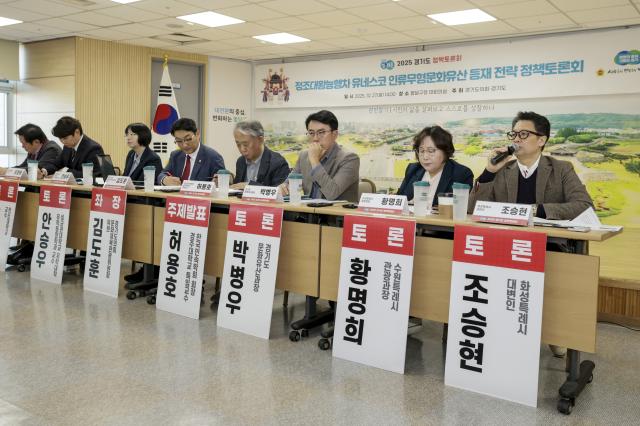 NSP통신-27일 조승현 화성시 대변인(오른쪽 첫번째)이 경기도 정조대왕능행차 유네스코 인류문형문화유산 등재 전략 정책토론회에서 발언을 하고 있다. (사진 = 화성시)