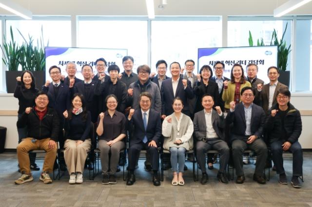 NSP통신-현지시간 27일 오전 미국 보스턴 CIC(Cambridge Innovation Center)에서 열린 차세대 혁신 리더 간담회에서 김동연 경기도지사가 참석자들과 기념촬영을 하고 있다. (사진 = 경기도)