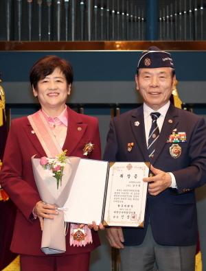 NSP통신-대구시교육청은 28일 호텔인터불고대구 컨벤션홀에서 열린 대한민국재향군인회 창설 제73주년 기념 제7회 대구광역시 호국단체 한마음대회에서 호국·안보교육 활성화에 기여한 공로로 향군대휘장을 수훈했다. (사진 = 대구시교육청)
