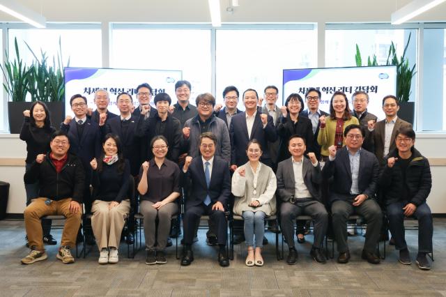 NSP통신-현지시간 27일 오전 미국 보스턴 CIC(Cambridge Innovation Center)에서 열린 차세대 혁신 리더 간담회에서 김동연 경기도지사가 참석자들과 기념촬영을 하고 있다. (사진 = 경기도)