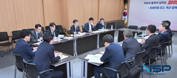 NSP통신-김정기 대구광역시장 권한대행은 지난 27일 동인청사 2층 상황실에서 앞서 24일 이재명 대통령이 참석한 타운홀미팅에서 논의된 지역 현안과 시민 건의 사항에 대한 후속 조치사항을 점검하는 자리를 가졌다. (사진 = 대구광역시)