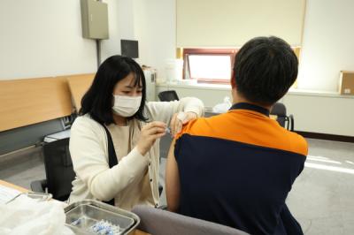 [NSP PHOTO]포스코 포항제철소, 임직원 대상 무료 독감 예방접종 실시