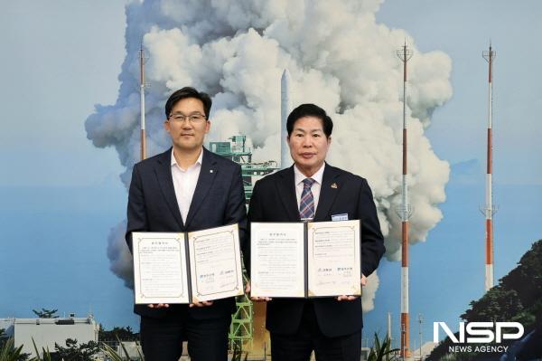 NSP통신-고흥군은 광주은행과 고흥청년 플러스목돈통장 지원사업 업무협약 체결했다 - 왼쪽부터 광주은행 대리인 고흥지점장 양우중, 공영민 고흥군수 (사진 = 고흥군)