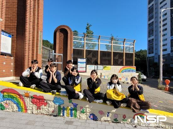 NSP통신-학교 주변 벽화 작업 기념 찰영 (사진 = 광양경찰서)