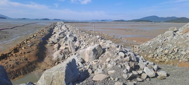 NSP통신-신안군 압해읍 고이도 갯벌지역 방조제 조성사업 (사진 = 윤시현 기자)