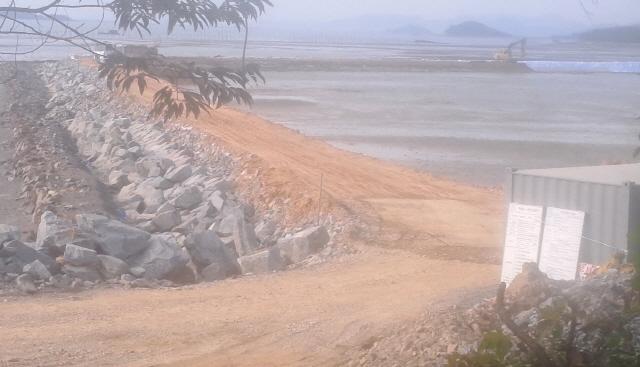 NSP통신-포락된 토지에 대한 원상회복 목적 방조제 조성 사업 한창 (사진 = 윤시현 기자)