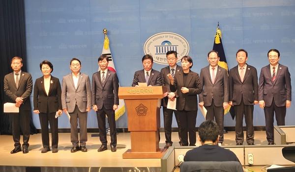 NSP통신-조상래 곡성군수를 비롯한 진안·장수·봉화·옥천군 등 5개 군 지자체장 등이 29일 오전 국회 소통관에서 기자회견을 열고 농어촌 기본소득 시범사업 확대를 강력히 촉구하고 있다. (사진 = 곡성군)