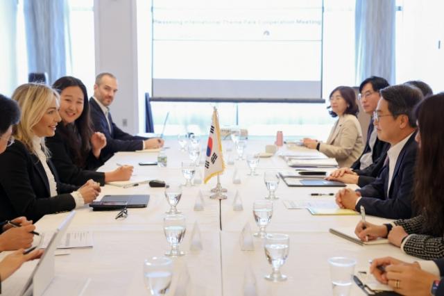 NSP통신-현지시간 28일 오전 김동연 경기도지사가 화성 국제테마파크 조성 본격화를 위해 관계자들과 회담을 하고 있다. (사진 = 경기도)