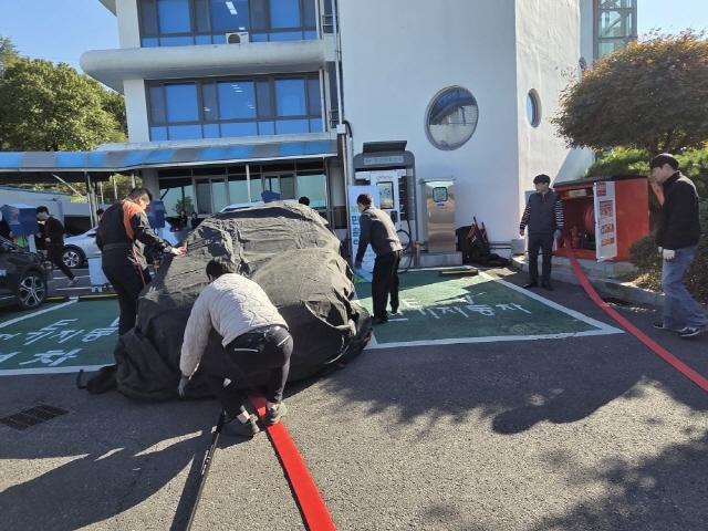 NSP통신-안성시와 안성소방서가 소방합동훈련을 실시한 가운데 전기차 화재진압 훈련이 진행되고 있다. (사진 = 안성시)