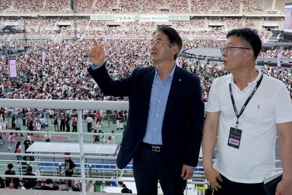 NSP통신-블랙핑크 공연 전 현장 점검하는 이동환 고양시장 (사진 = 고양시)