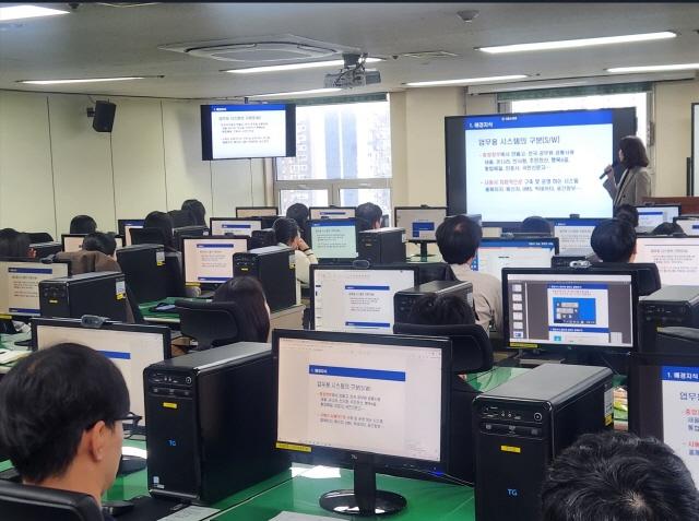 NSP통신-신규공무원 57명을 대상으로 실시한 업무시스템 교육 모습. (사진 = 안양시)
