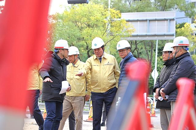 NSP통신-28일 최대호 안양시장의 범계역 인근 지역난방 열수송관 파열사고 현장 방문 모습. (사진 = 안양시)