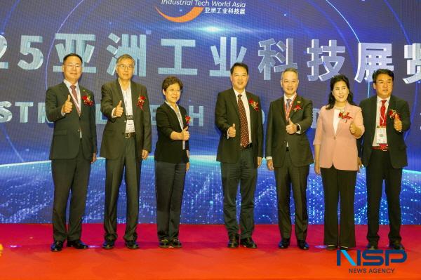 NSP통신-김재욱 칠곡군수가 지난 28일 중국 선전 컨벤션센터에서 열린 Shenzhen Mega Show(선전 메가쇼) 개막식에 공식 초청돼 개막 세리머니에 참여했다. (사진 = 칠곡군)