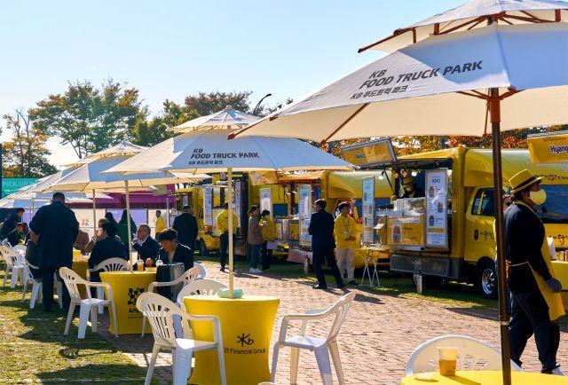 NSP통신-KB착한푸드트럭 사장님들이 경주 예술의 전당에서 진행되는 APEC CEO 서밋 현장에 마련된 KB 푸드트럭 파크에서 식음료를 제공하고 있다. (사진 = KB금융)